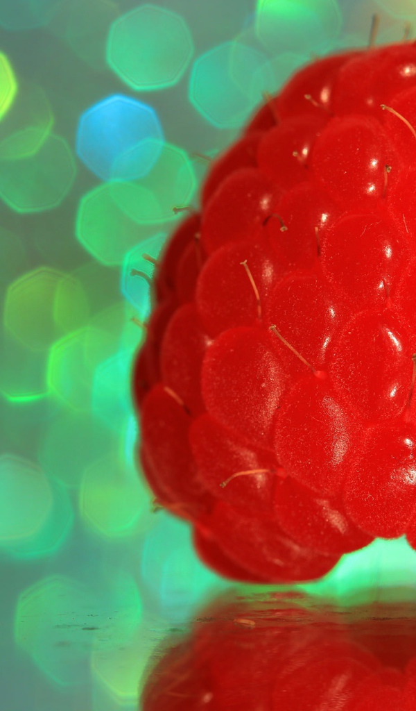 Большая сочная ягода малина крупным планом 