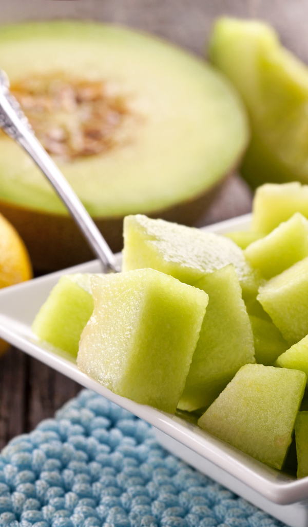 Кусочки дыни в тарелке 