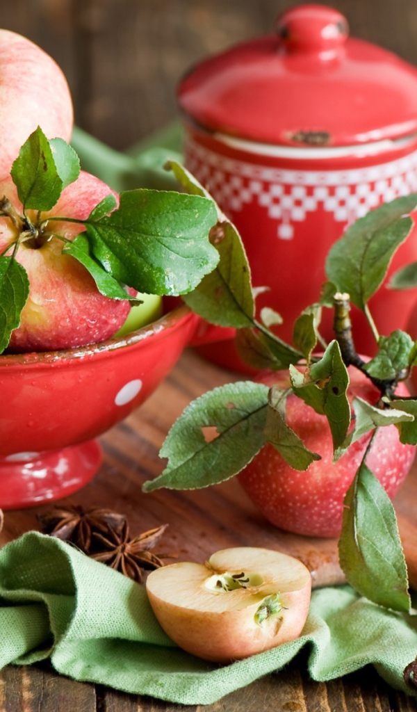 Красные яблоки на столе 