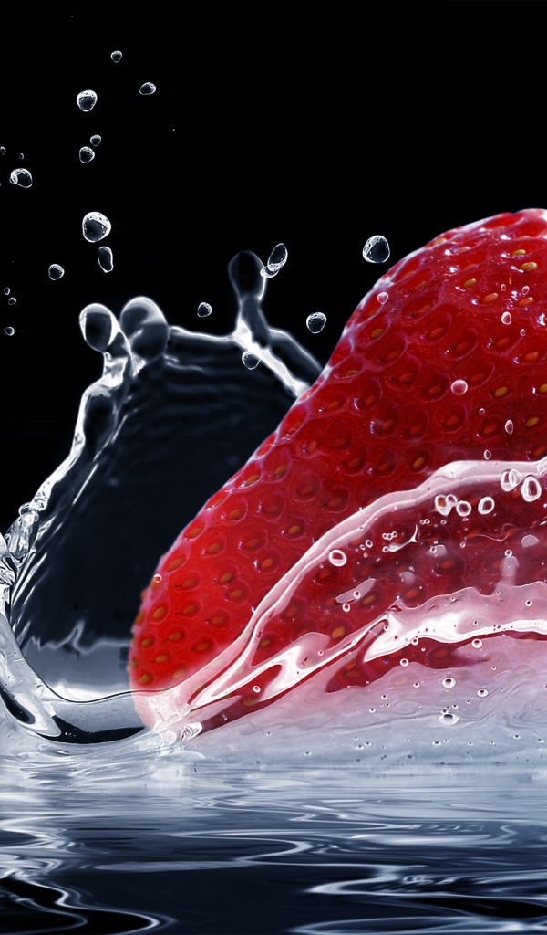 Красная спелая клубника в воде на черном фоне