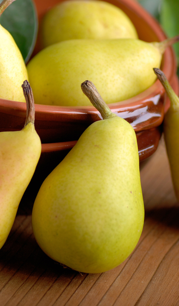Спелые сочные желтые груши на столе 
