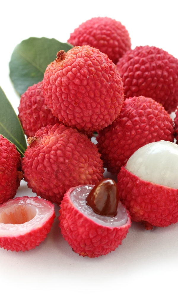 Спелые красные ягоды личи на белом фоне