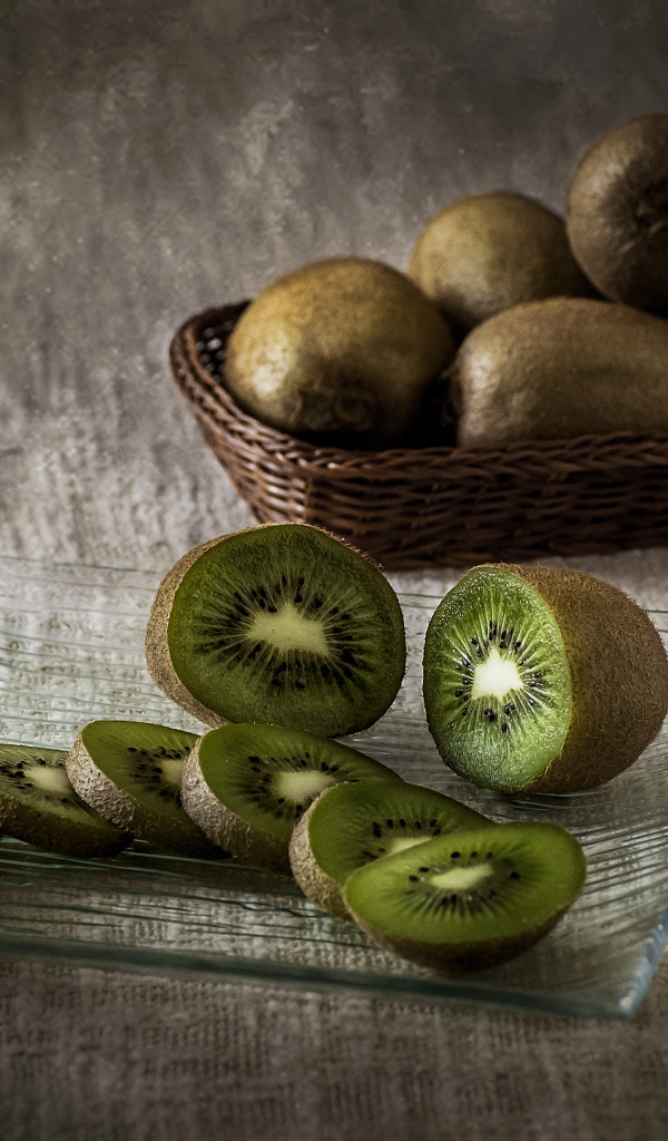 Нарезанный фрукт киви на стеклянной тарелке  