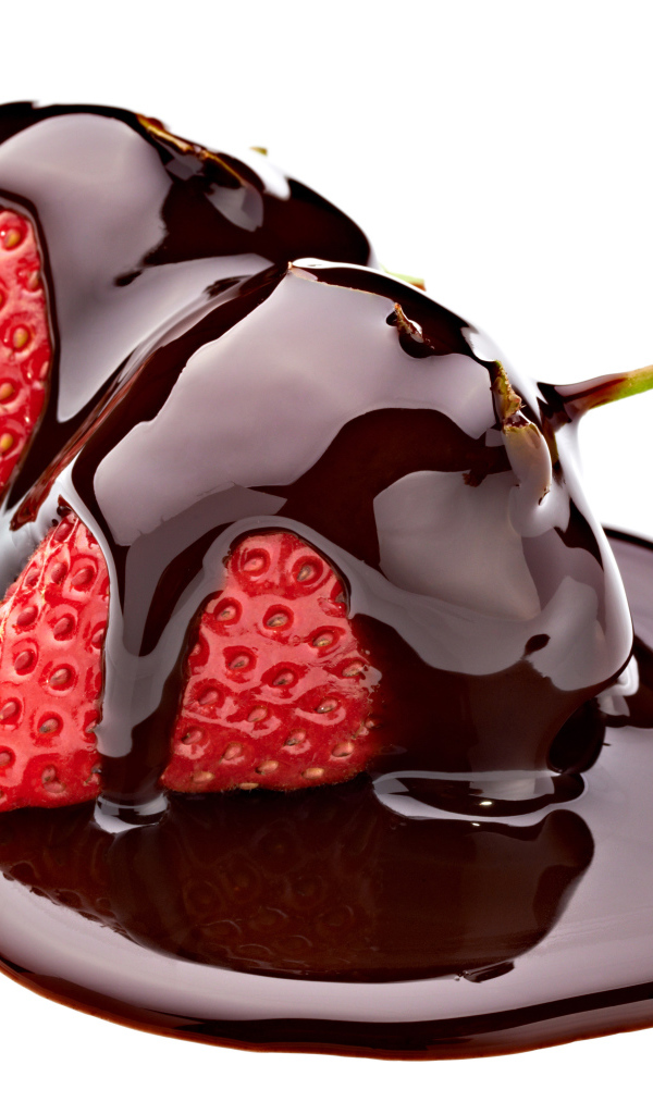 Клубника в черном шоколаде на белом фоне