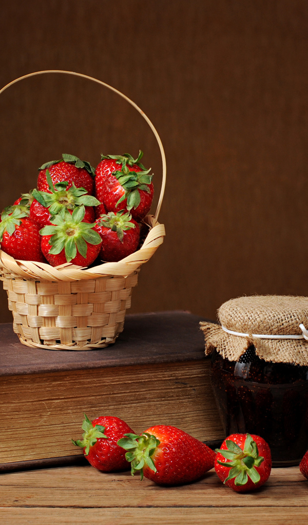 Клубничный джем, свежая клубника и книга на столе