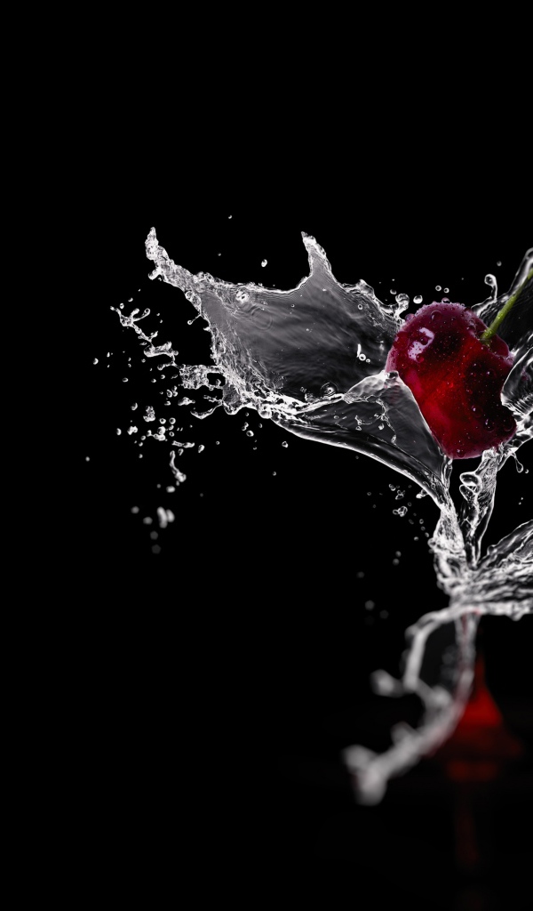 Две вишни в брызгах воды на черном фоне
