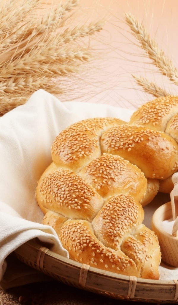 Хлебобулочное изделие и кувшин молока на столе