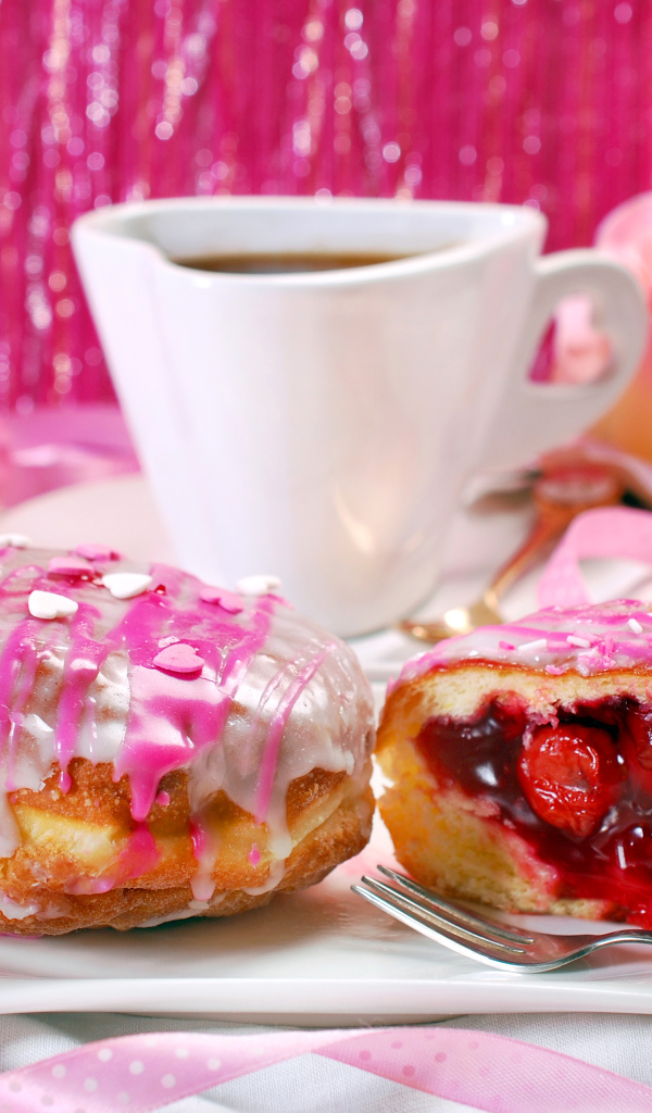 Аппетитные пончики с вишней на столе с кофе