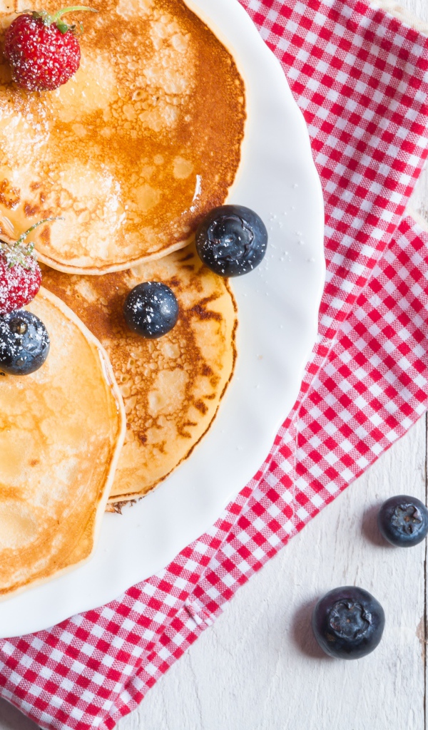 Аппетитные свежие оладьи с ягодами черники и земляники