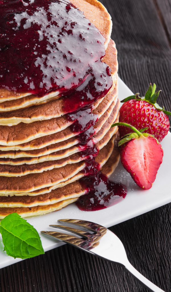 Аппетитные панкейки с джемом и ягодами клубники