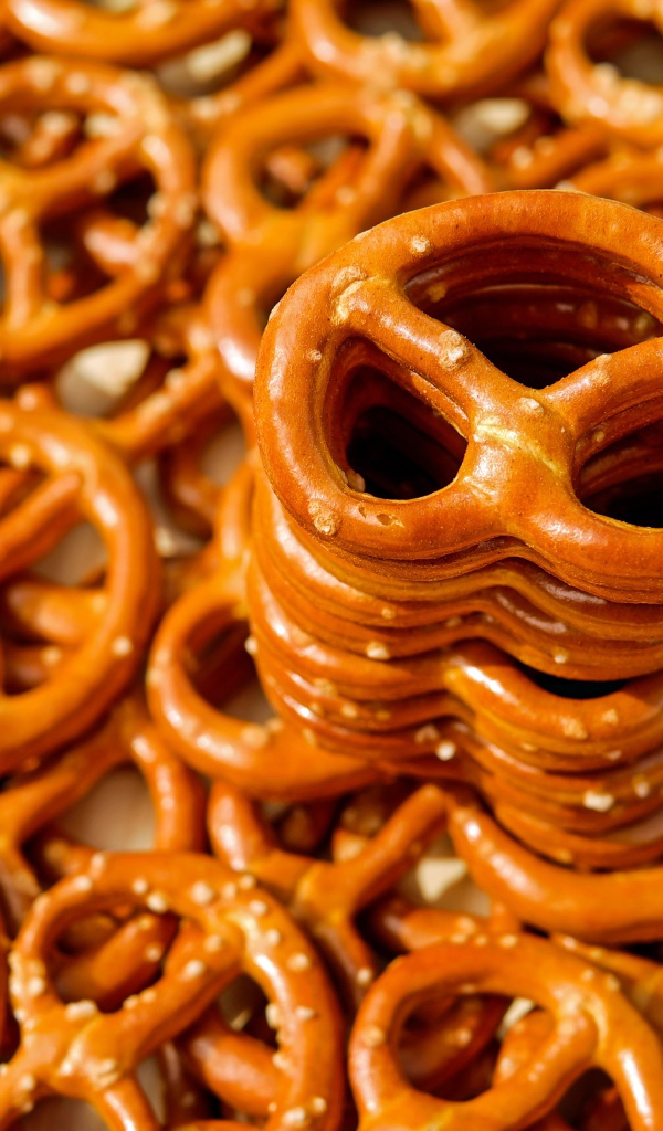 Запеченное аппетитное печенье крендельки