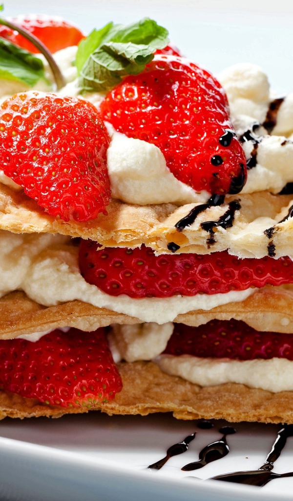 Выпечка с творожным кремом и свежими ягодами клубники