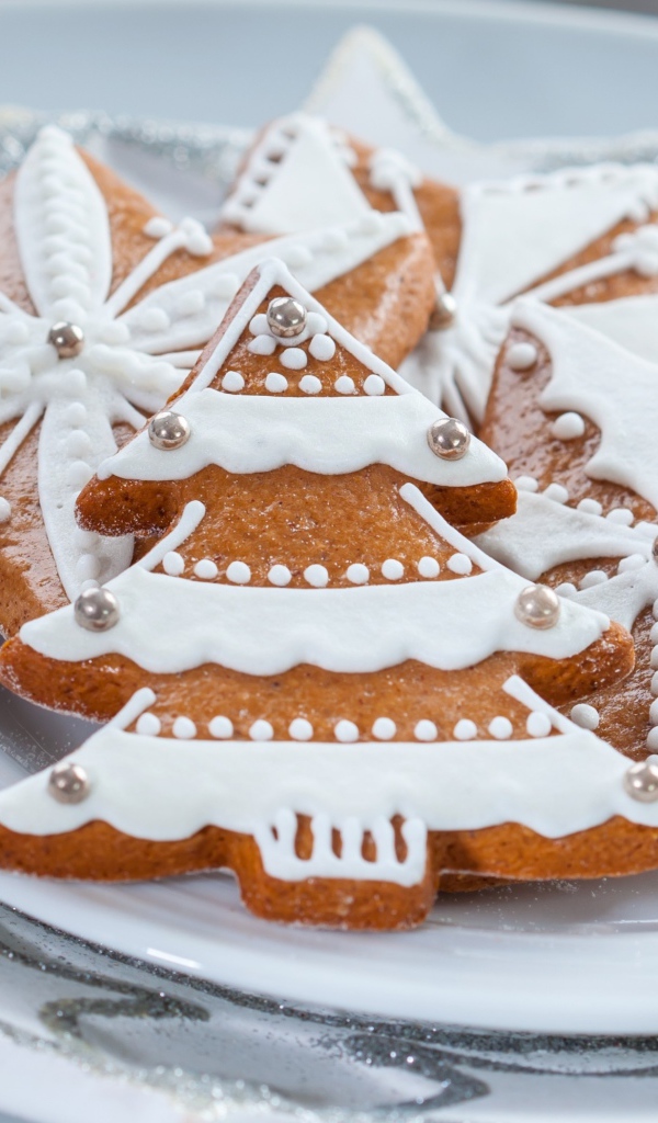 Красивое новогоднее печенье на белой тарелке