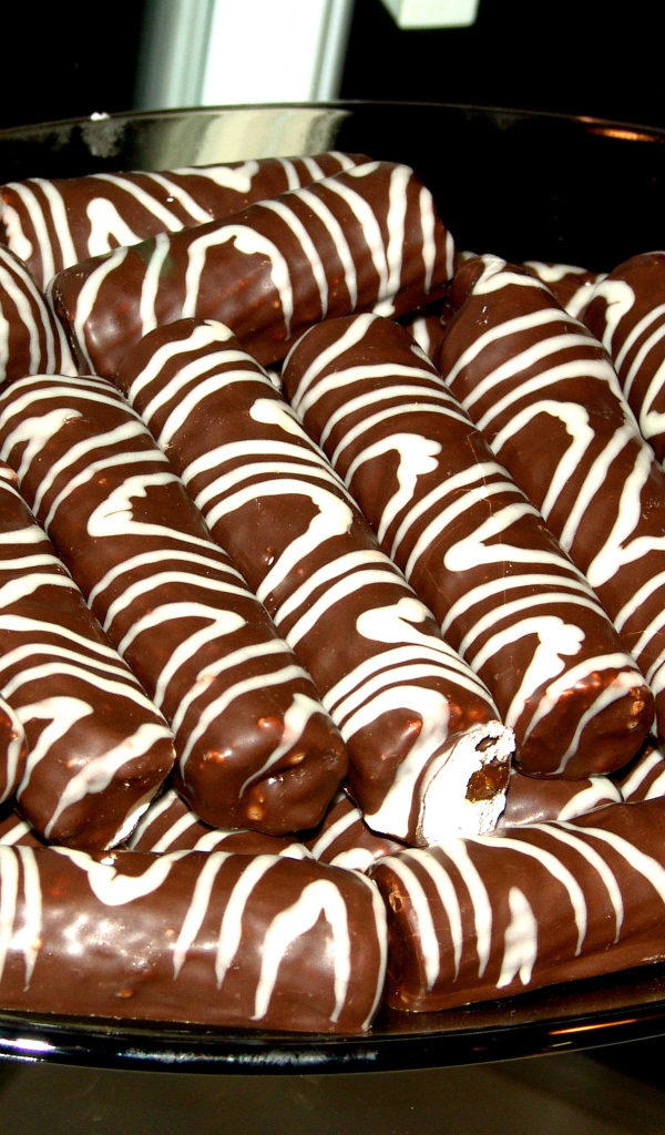 Кондитерское изделие трубочки в шоколаде с кремом