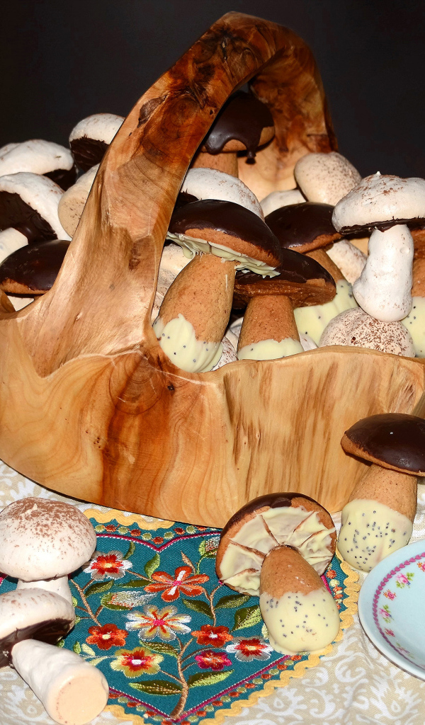 Печенье грибы в корзине с кофе на столе