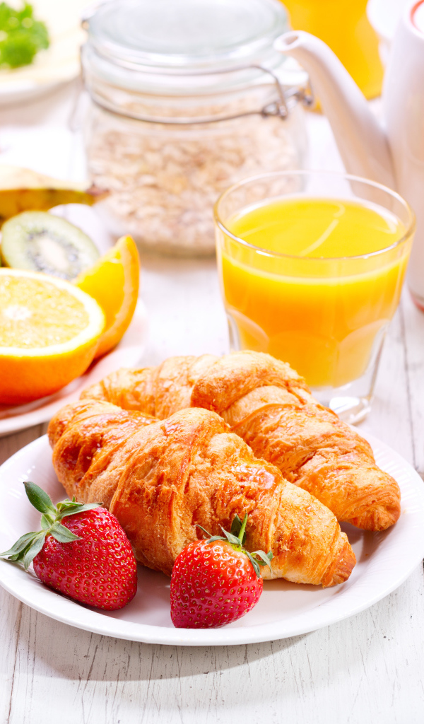 Круассаны с клубникой,мед и цитрусовые на завтрак