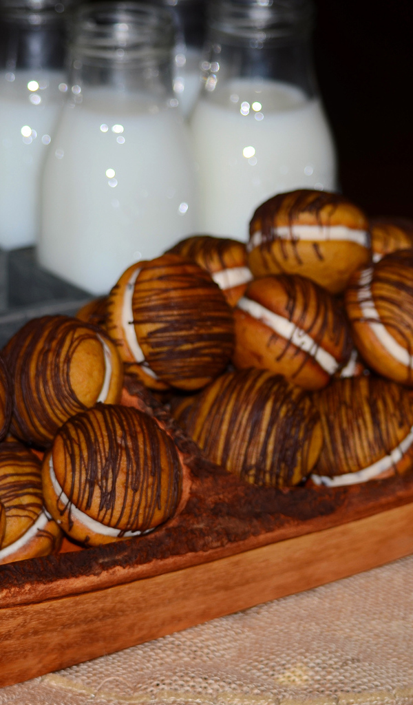 Вкусное круглое печенье с молоком 