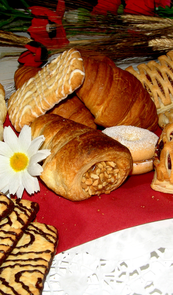 Свежая аппетитная выпечка на столе