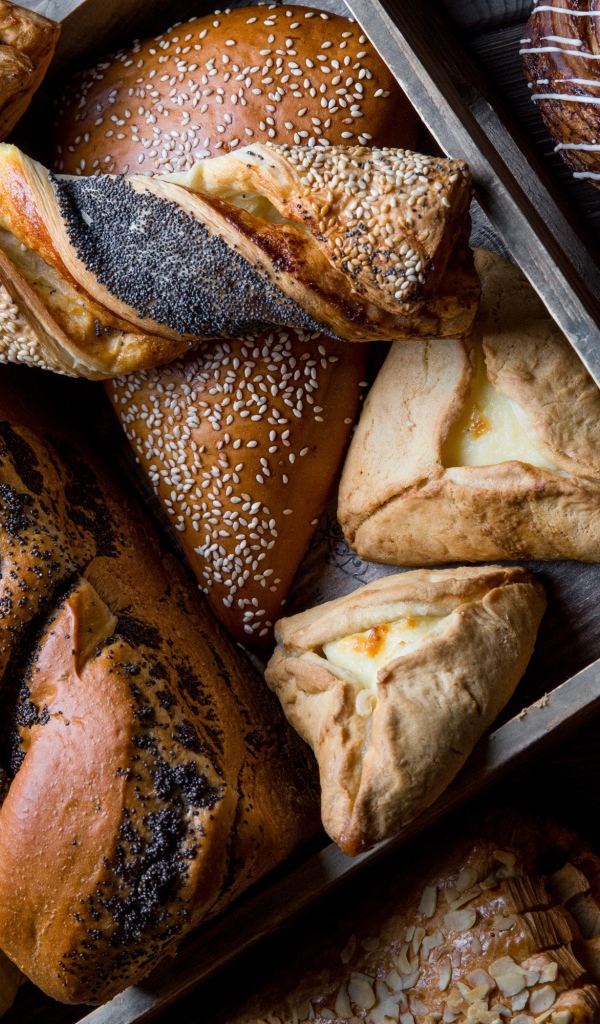 Свежая аппетитная сладкая выпечка с маком