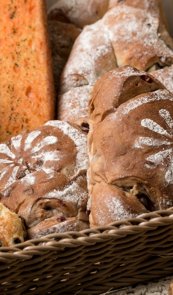 Свежие хлебобулочные изделия в плетеной корзине