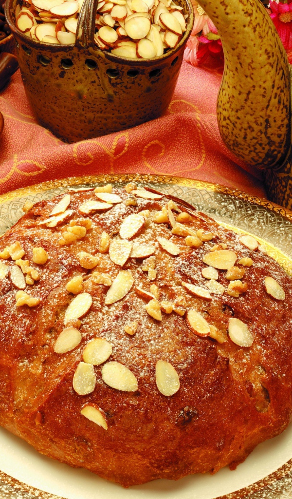 Свежий хлеб с миндальными орехами на столе