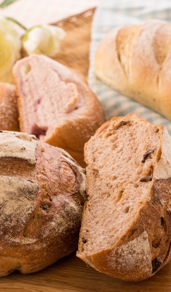 Свежий хлеб с изюмом на разделочной доске