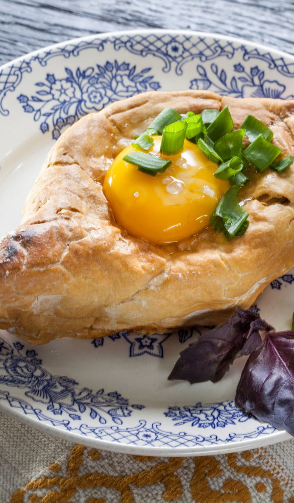 Свежевыпеченный хачапури с яичным желтком 