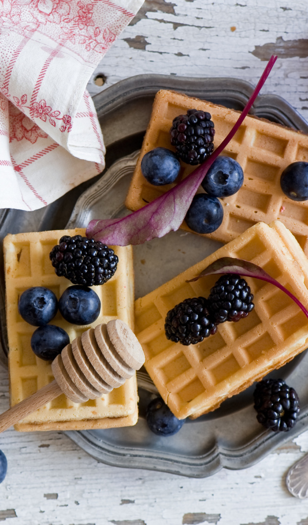 Медовые вафли с черникой и ежевикой