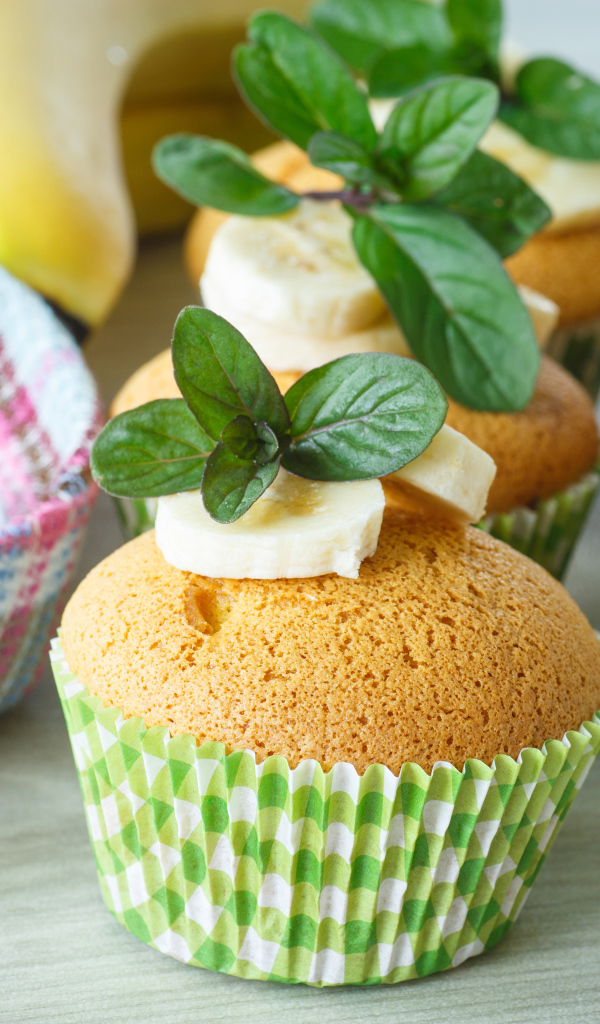 Маффины с бананами и листьями мяты