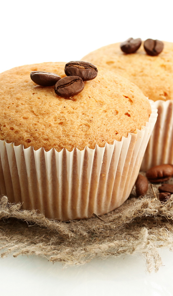 Маффины с зернами кофе и корицей на белом фоне