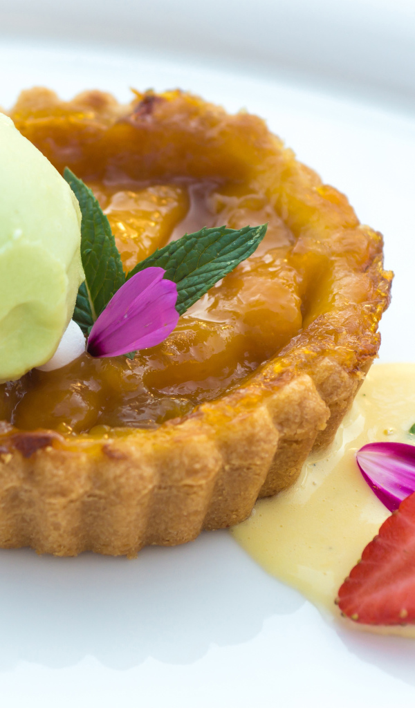 Сладкая выпечка с мороженым и джемом