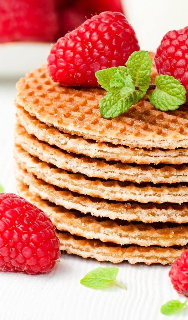 Сладкие вафли со свежей малиной