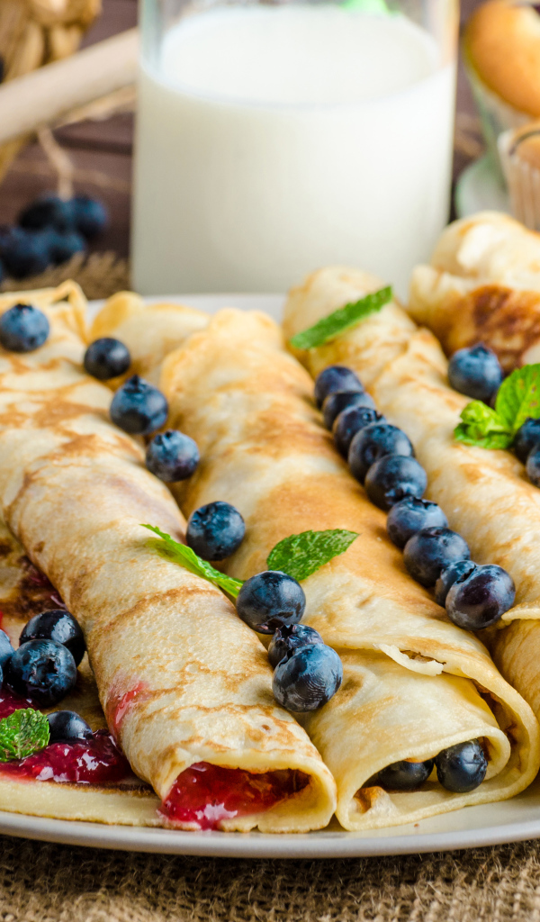 Вкусные блины с вареньем и ягодами черники