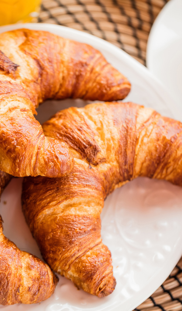 Три свежих круассана и мюсли с ягодами на завтрак