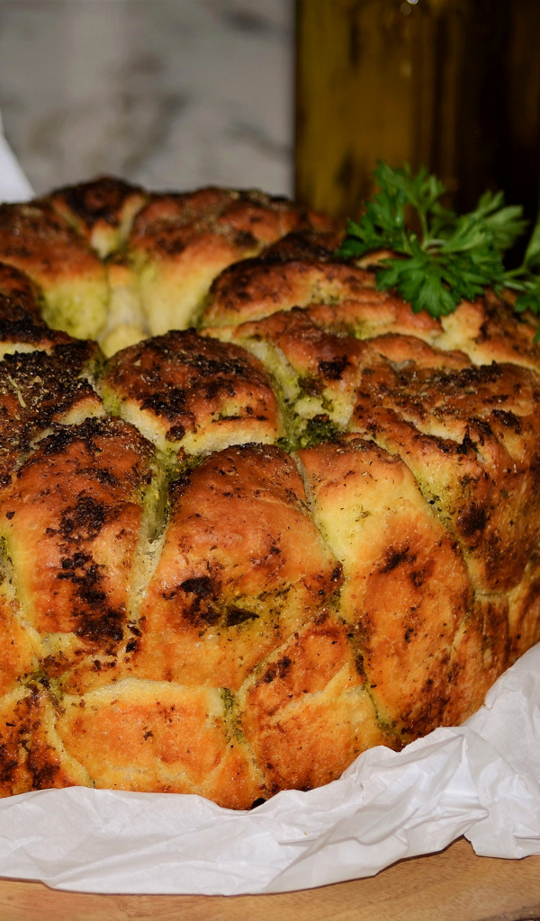 Несладкий пирог с зеленью и чесноком