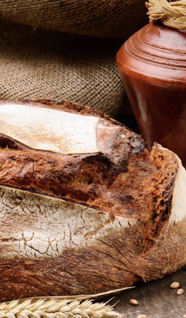 Пшеничный свежий хлеб с мукой и яйцами