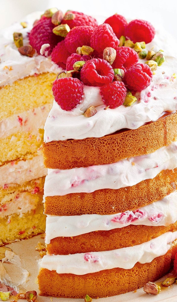 Большой торт со свежей малиной и фисташками