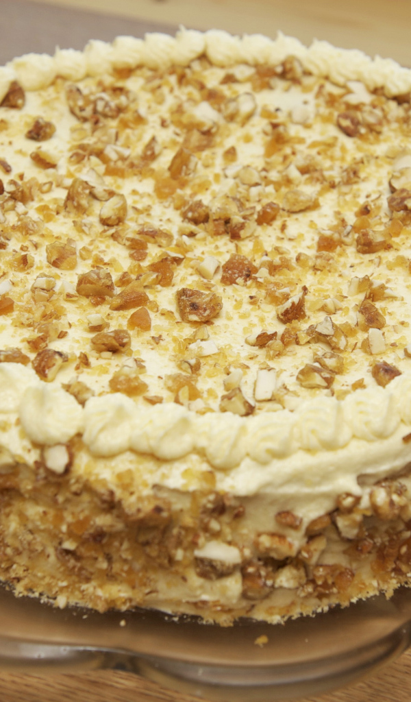 Большой торт с орехами на стеклянном блюде  
