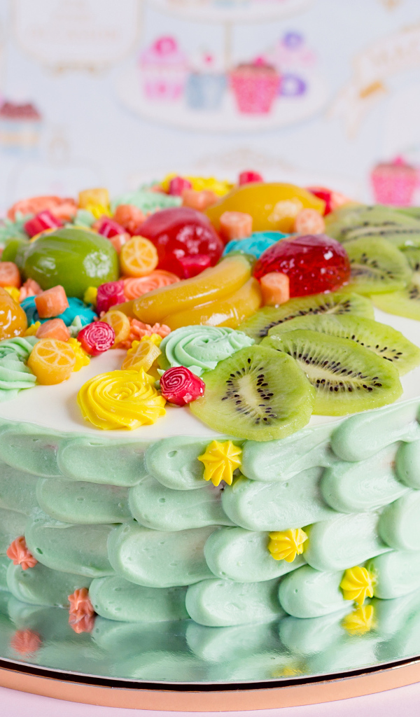 Аппетитный красивый торт с фруктами и конфетами