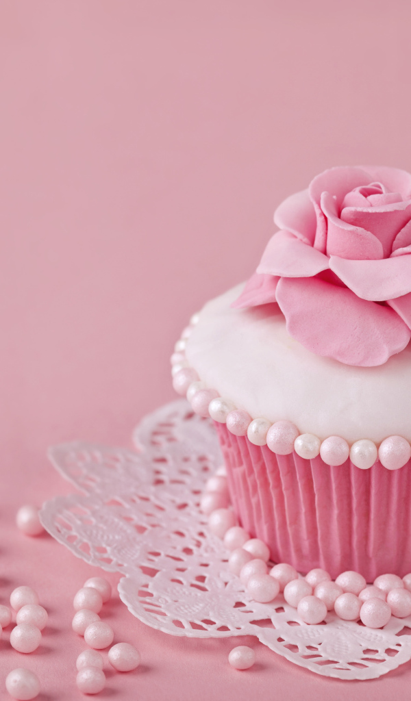 Аппетитный красивый розовый капкейк 