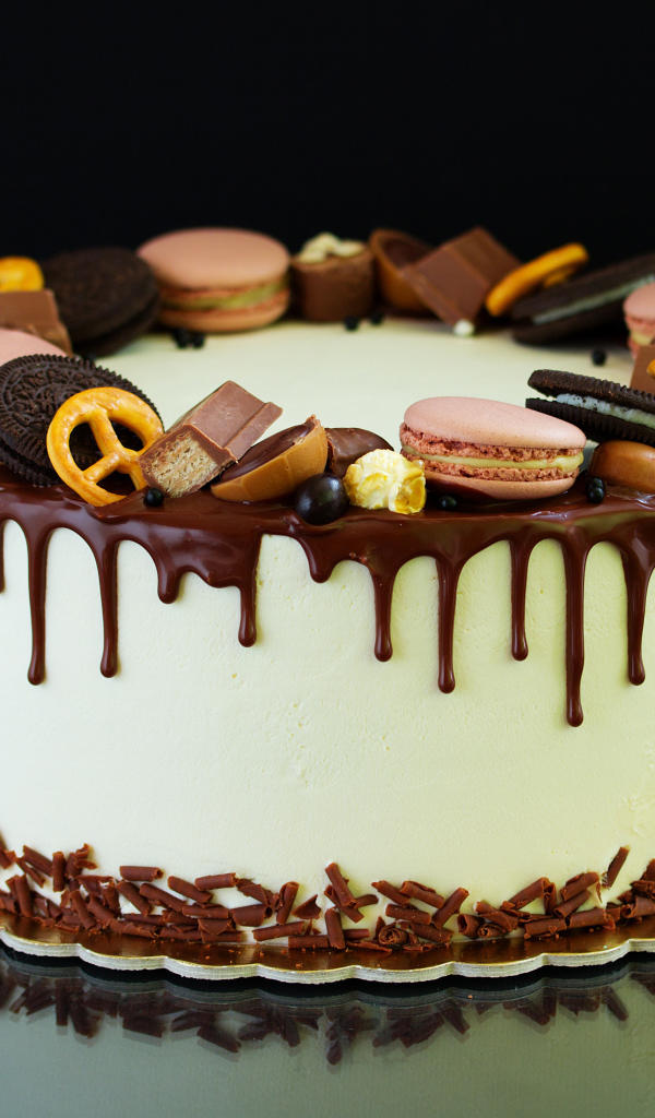 Аппетитный торт украшен шоколадом, печеньем Орео и макарунами