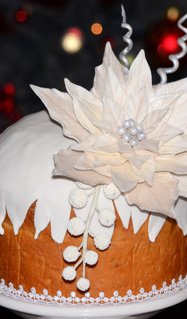 Аппетитный торт с красивым белым цветком