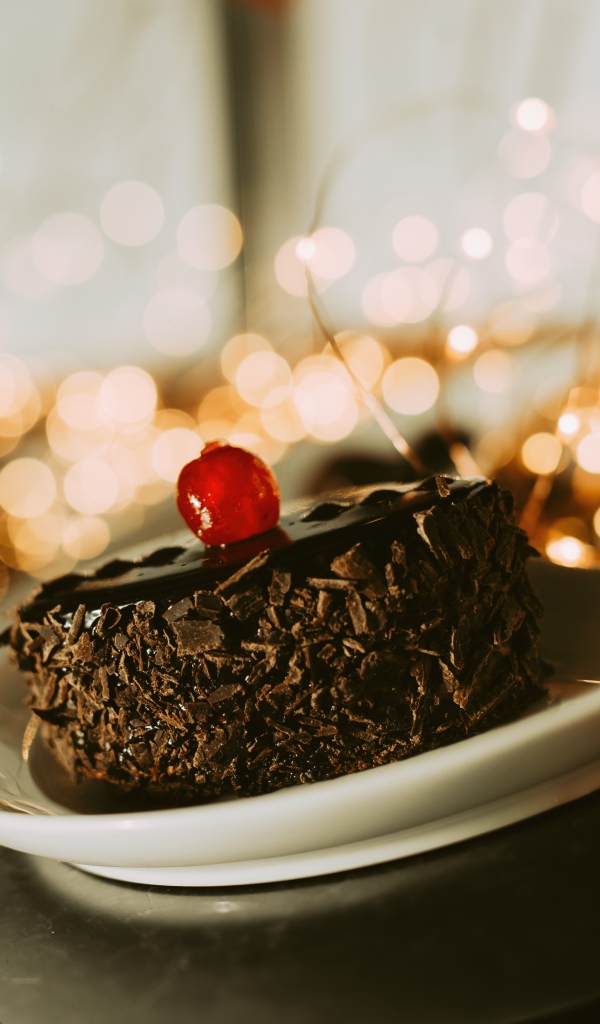 Аппетитное пирожное с шоколадом и вишней