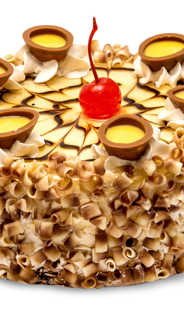 Аппетитный торт с шоколадом и вишней на белом фоне  