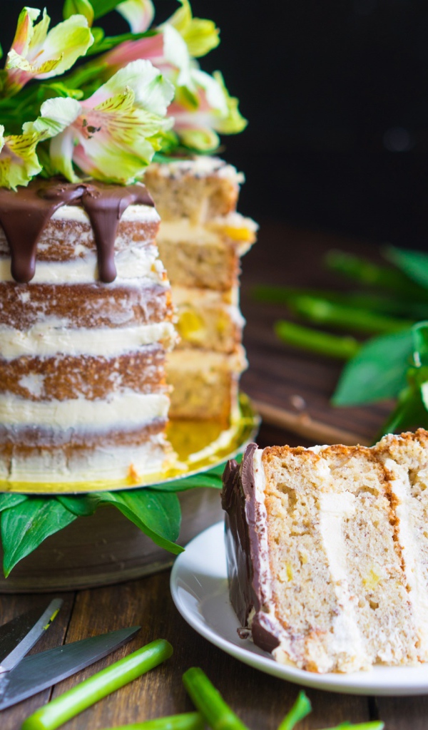 Аппетитный торт с кремом и свежими цветами 