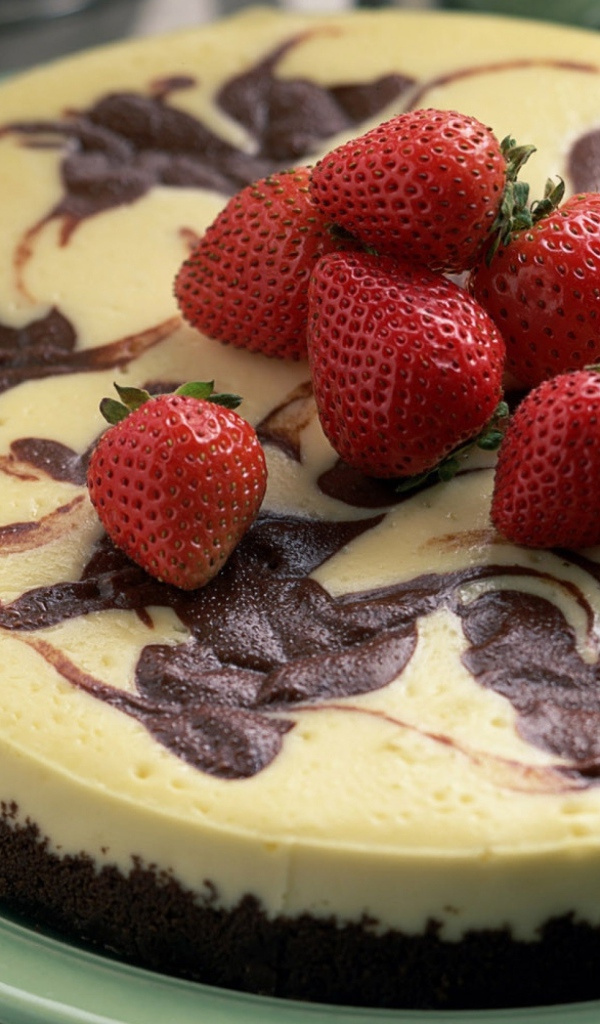 Аппетитный торт со свежими ягодами клубники