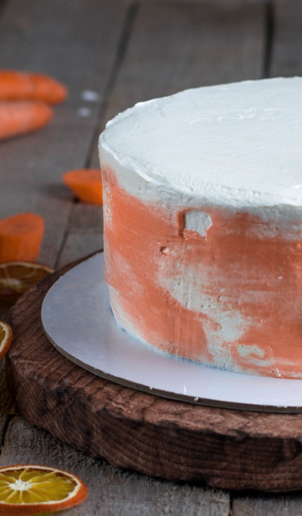 Аппетитные торт с апельсинами на столе