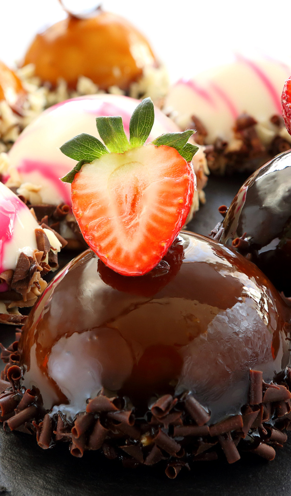 Аппетитные пирожные с шоколадом и клубникой