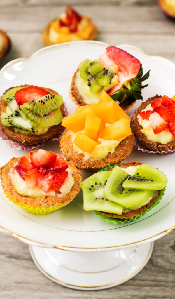 Аппетитные пирожные с фруктами