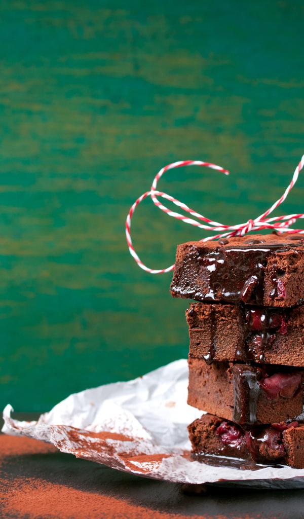 Аппетитное шоколадное пирожное брауни